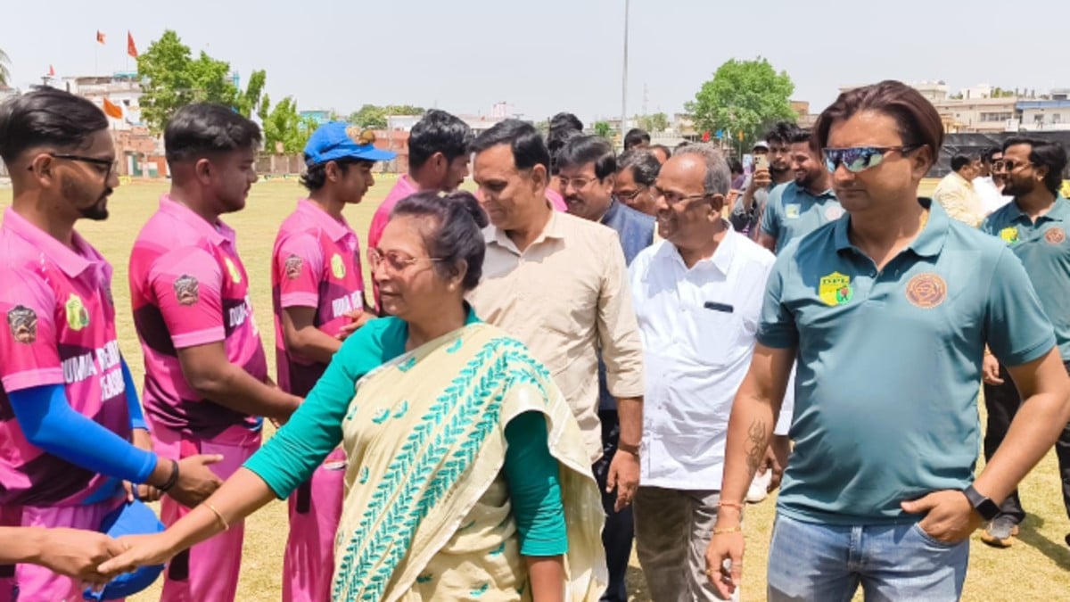 दुमका में DPL सीजन 2 का हुआ आगाज़, राष्ट्रगान के साथ हुआ मैच का शुभारंभ