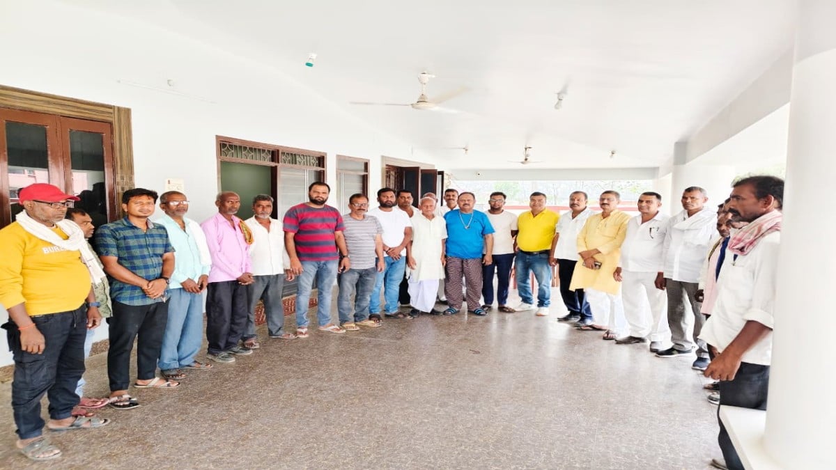 हुसैनाबाद में पूर्व मंत्री के पास क्षेत्र की समस्या लेकर पहुंचे लोग,कमलेश सिंह ने समाधान का दिया भरोसा