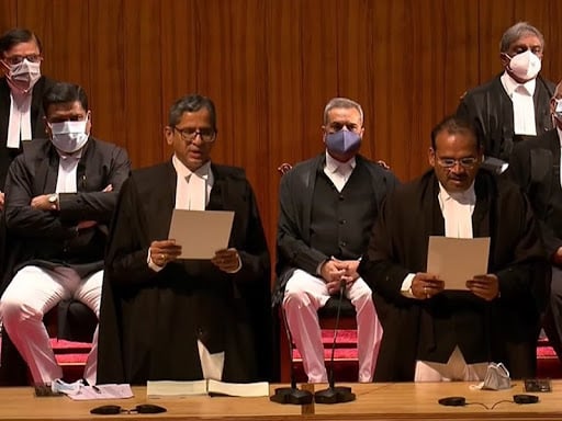 इतिहास में पहली बार एक साथ 9 जजों ने लिया शपथ,सीजेआई एन वी रमण ने दिलाई शपथ