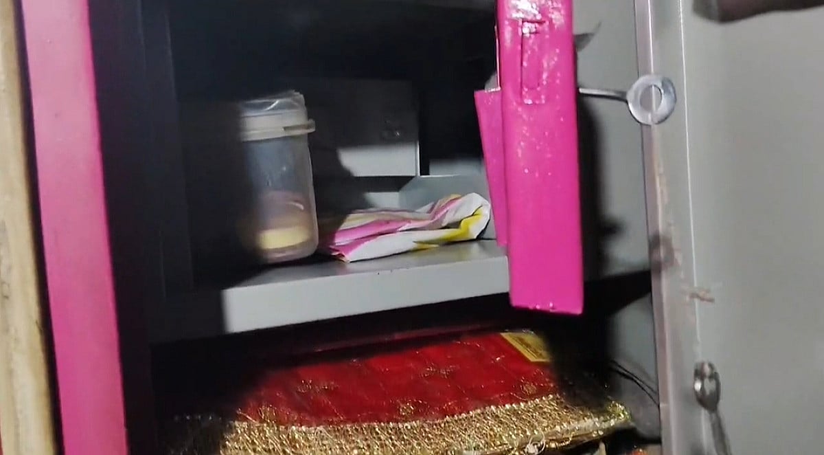 जमशेदपुर: सोता रहा परिवार, चोरों ने पीछे से उड़ा लिए लाखों के गहने-पैसे, स्प्रे मारकर चोरी की आशंका