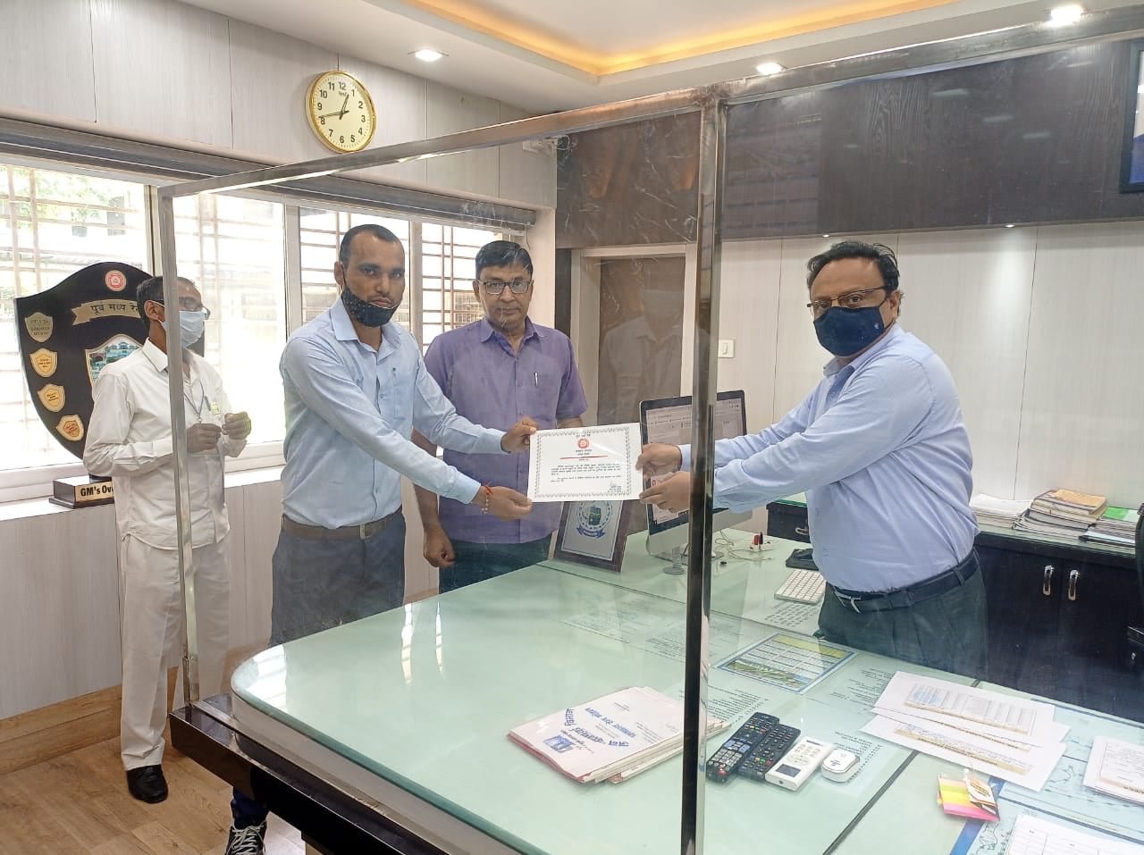 धनबाद डीारएम ने उत्कृष्ट कार्य करने वालें 10 रेल कर्मियों को किया पुरस्कृत