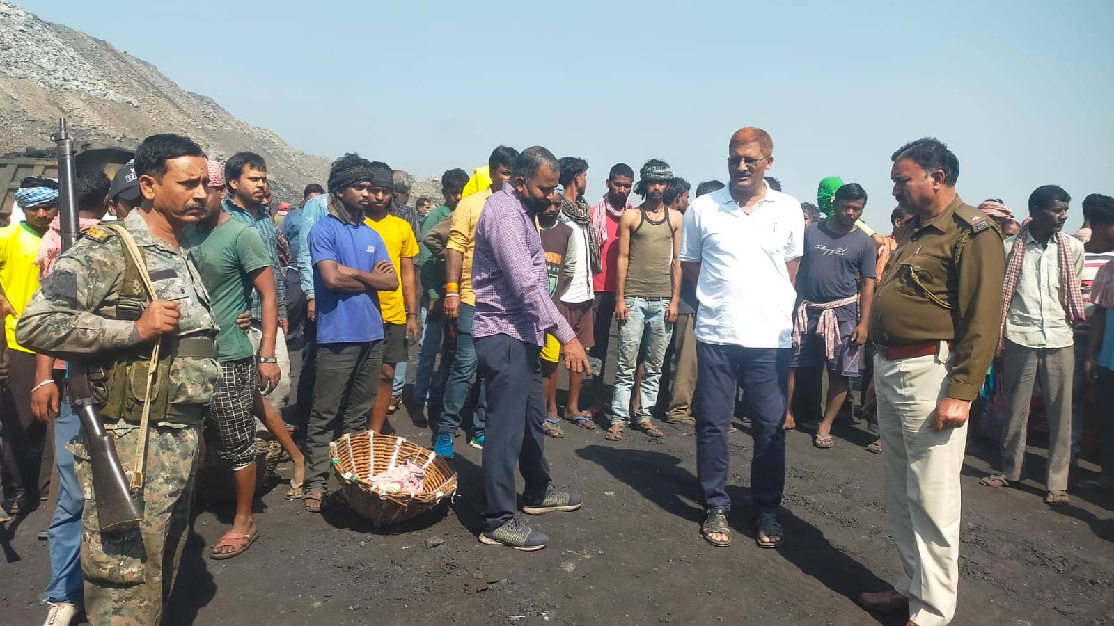 काम शुरू होते ही राजापुर लोडिंग पॉइंट पर फायरिंग, दहशत में मजदूर
