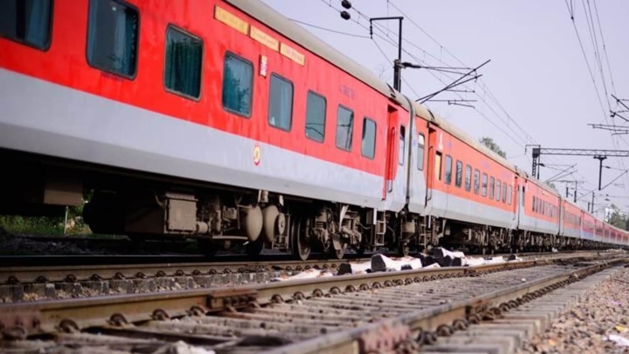 रेलवे ने दी बड़ी राहत, बेडशीट-कंबल सुविधा तुरंत देने के आदेश