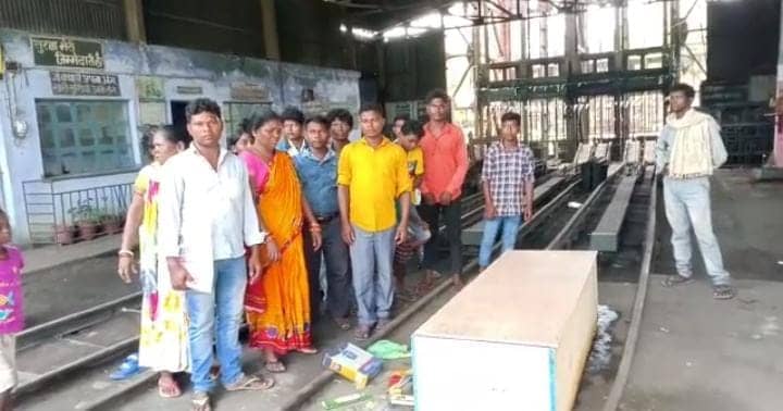 बीसीसीएल के पुटकी पीबी प्रोजेक्ट में कार्यरत कर्मचारी की मौत, नौकरी और मुआवज़ा की मांग