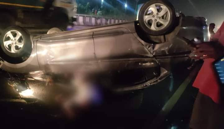 बाइक सवार को बचाने के क्रम में कार पलटी ,ड्राइवर की मौके पर मौत