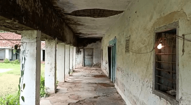 खंडहर में तब्दील हुआ सरकारी छात्रावास ,जानवरों का बन गया है अड्डा