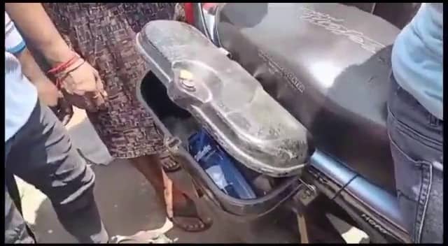 बाइक की डिक्की से चोर ने उडाया रूपयों का बैग, सीसीटीवी में कैद