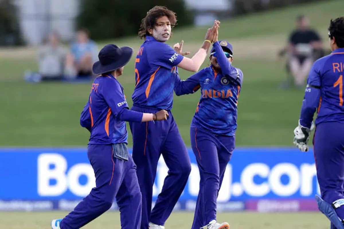 झूलन गोस्वामी ने बनाया रिकॉर्ड, भारत दूसरी बार चित्त, इंग्लैंड जीत की राह पर लौटा