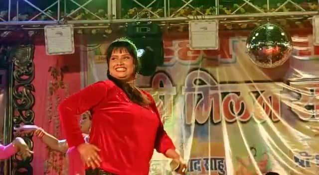 होली में फलाना बो फरार भइली…लोहरदगा में गायिका देवी के संग चढ़ा होली का रंग