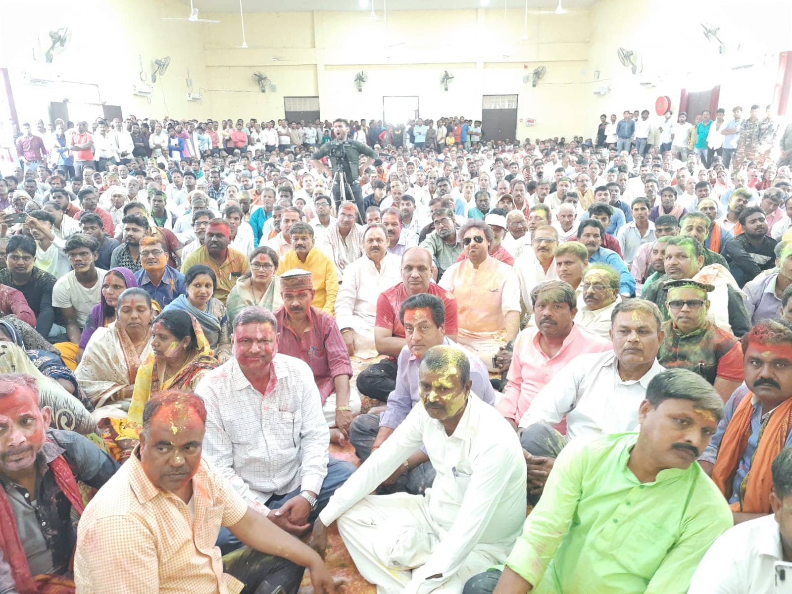 "होली में मिट जाती हैं दूरियां, चढ़ता सौहार्द का रंग"