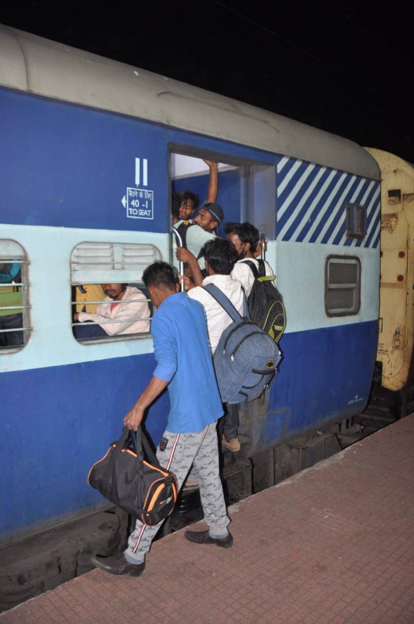 प्लेटफॉर्म पर अफरा-तफरी, बोगियों में सीट के लिए धक्का-मुक्की