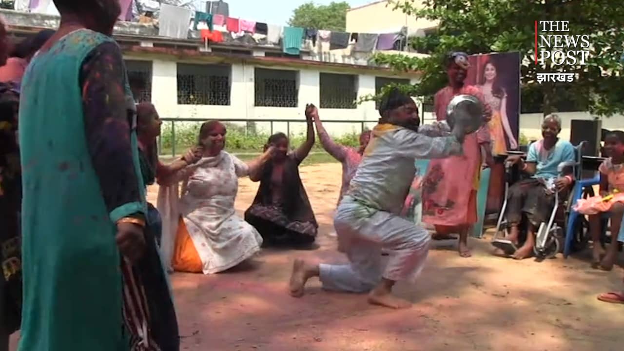 जमशेदपुर में मनी "स्पेशल" होली : चेशायर होम में पप्पू सरदार ने बिखेरे खुशियों के रंग