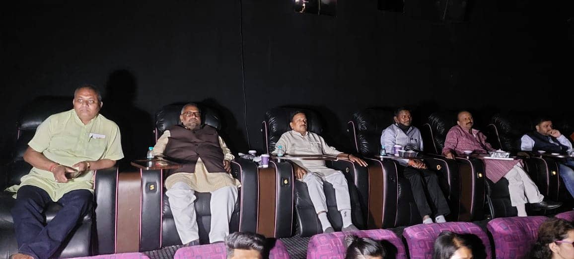 केंद्रीय मंत्री अर्जुन मुंडा के साथ प्रदेश भाजपा के नेताओं ने देखी फ़िल्म द कश्मीर फाइल्स
