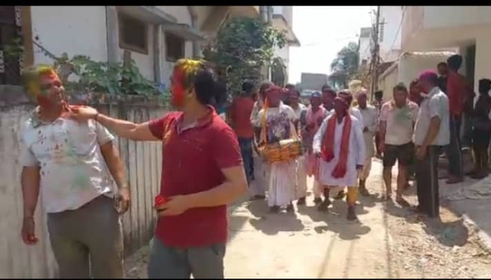 बाबा नगरी में रंगोत्सव की धूम, ठंडई और भांग लड्डू किया गया वितरण