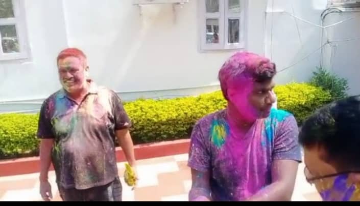 होली गीत पर डीसी ने बजाया झाल, तो एसपी-डीेसपी ने लगाए ठुमके, देखिए वीडियो