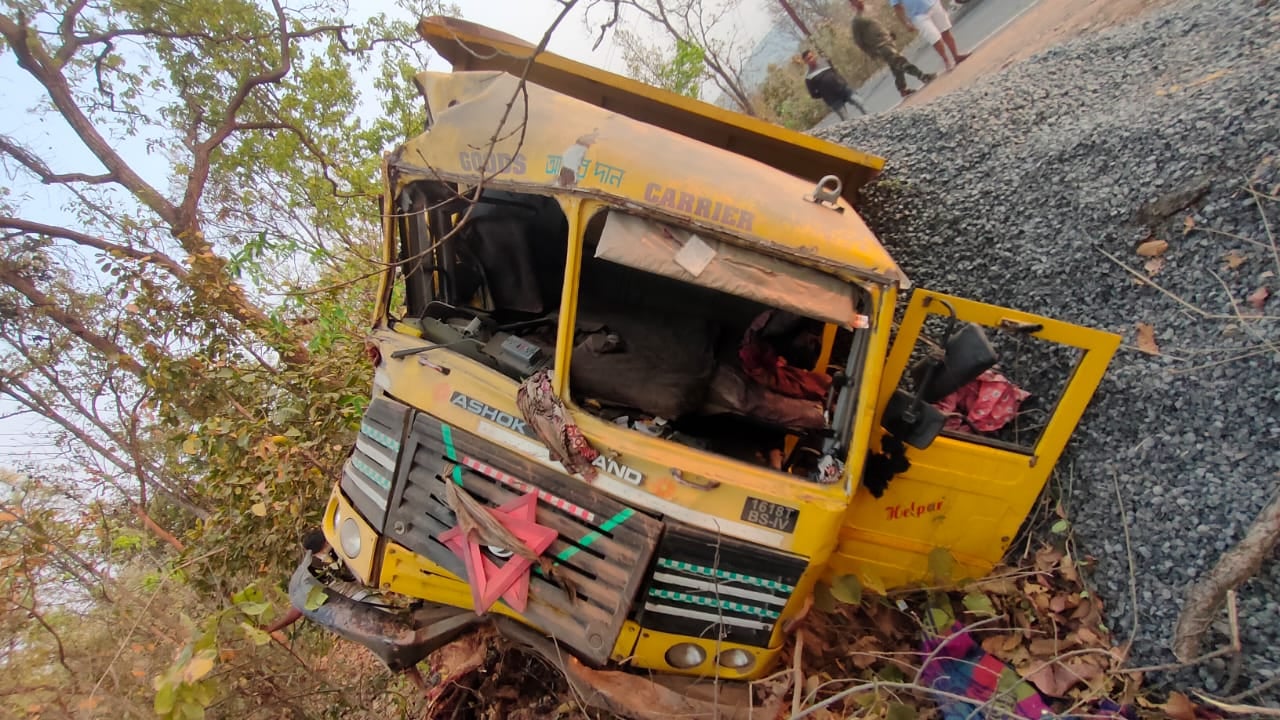 शिकारीपाड़ा चायपानी के पास हाईवा और अल्टो के बीच टक्कर, किसी के हताहत की खबर नहीं