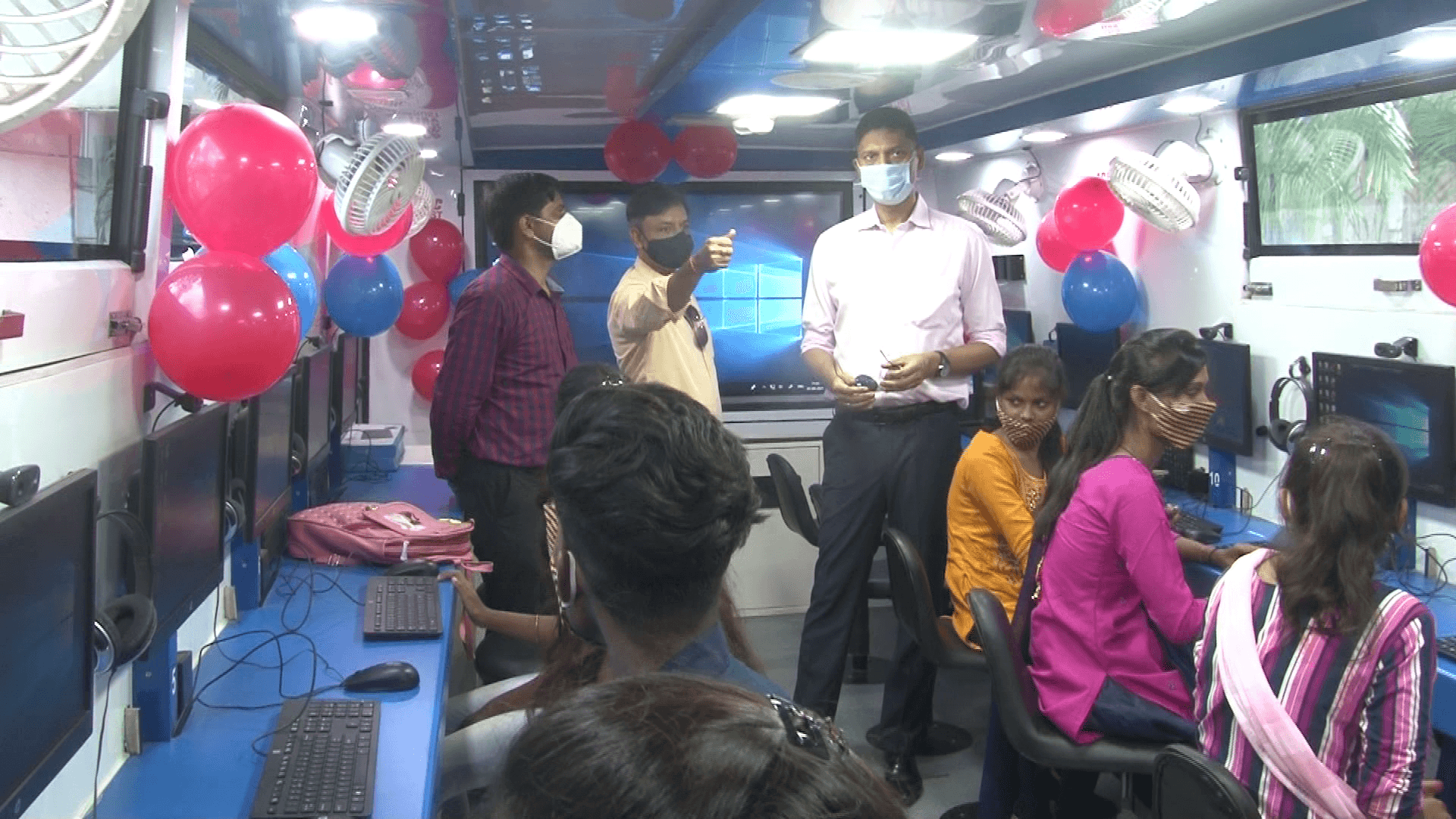 गरीब योग्य बच्चों को तकनीकी प्रशिक्षण के लिए वर्ल्ड ऑन व्हील्स कंप्यूटर हाईटेक बस का डीसी-एसएसपी ने हरी झंडी दिखा कर किया रवाना