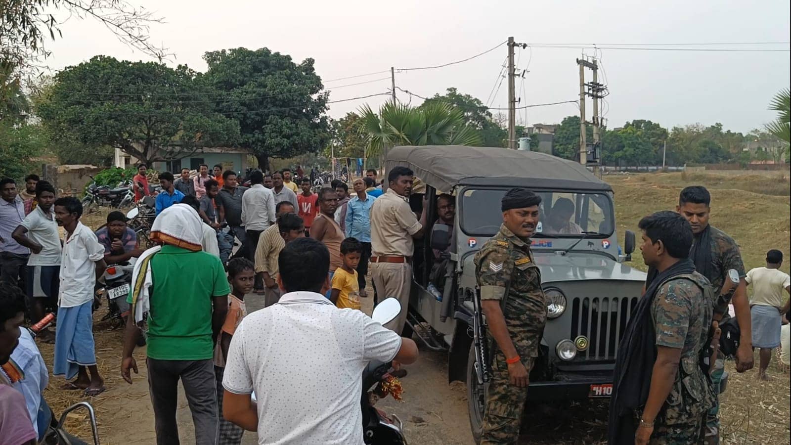 मिट्टी के मलबे में दो बच्चों को बचाने में एक युवक की मौत, शव के साथ प्रदर्शन कर रहे ग्रामीण