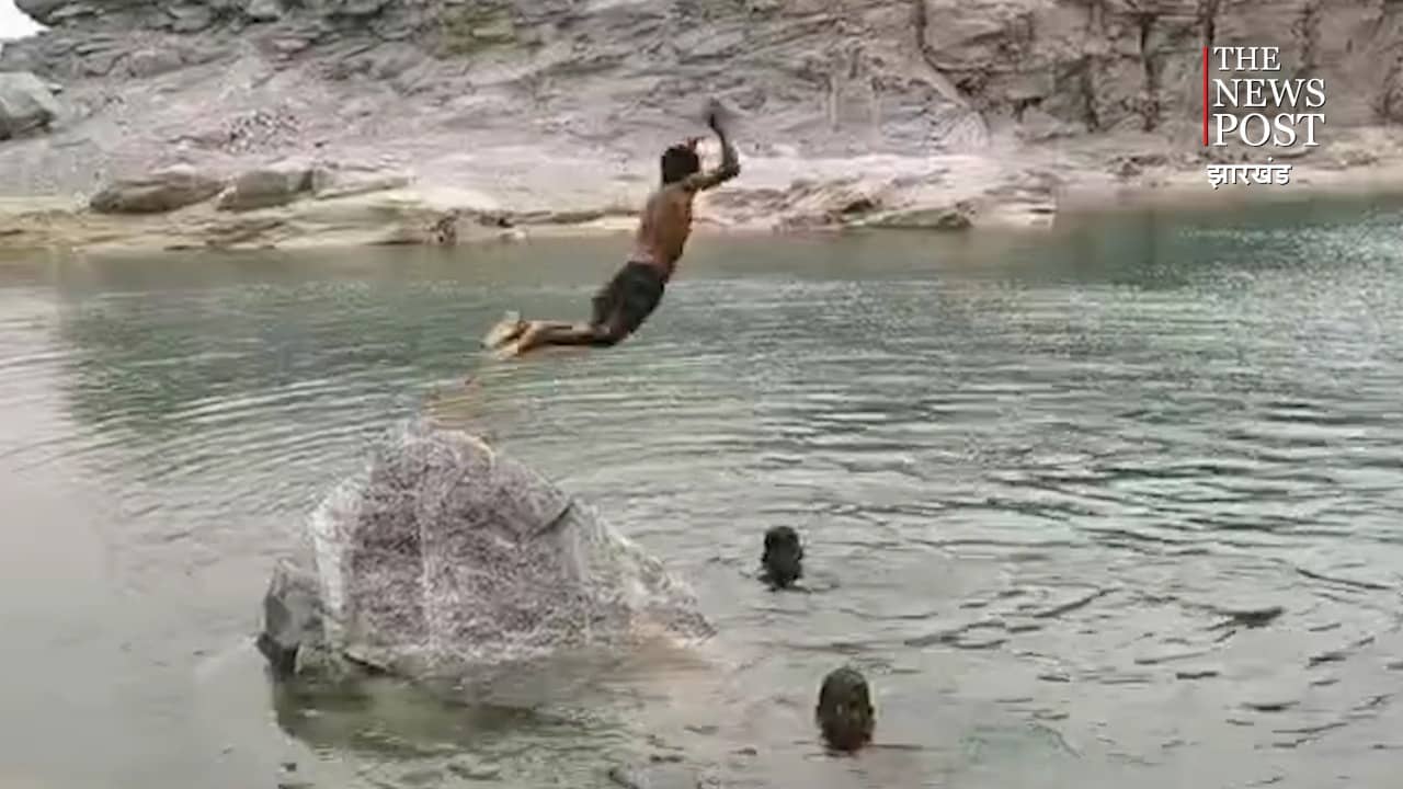 बंद खदान में मौत की छलांग लगा रहे बच्चे, प्रशासन मौन