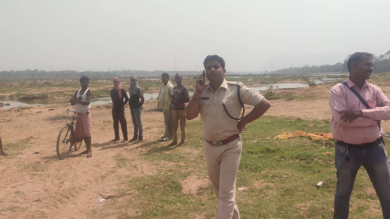 अवैध बालू उठाव के विरुद्ध छापेमारी, 12 ट्रैक्टर जब्त