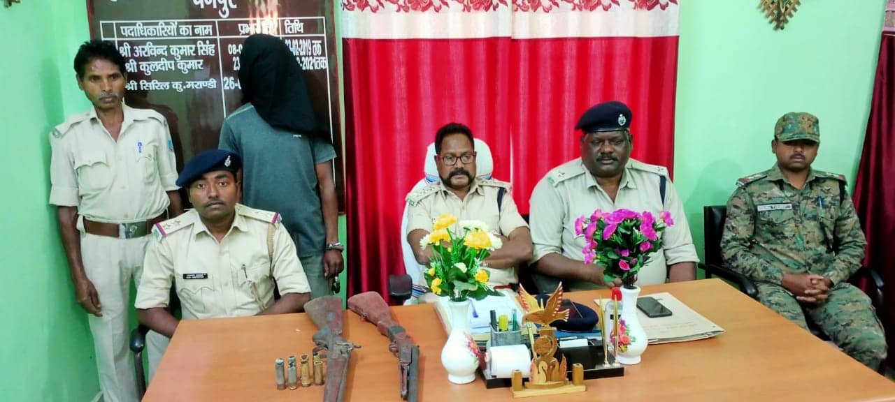 अवैध हथियार के साथ युवक गिरफ़्तार, कई हथियार बरामद