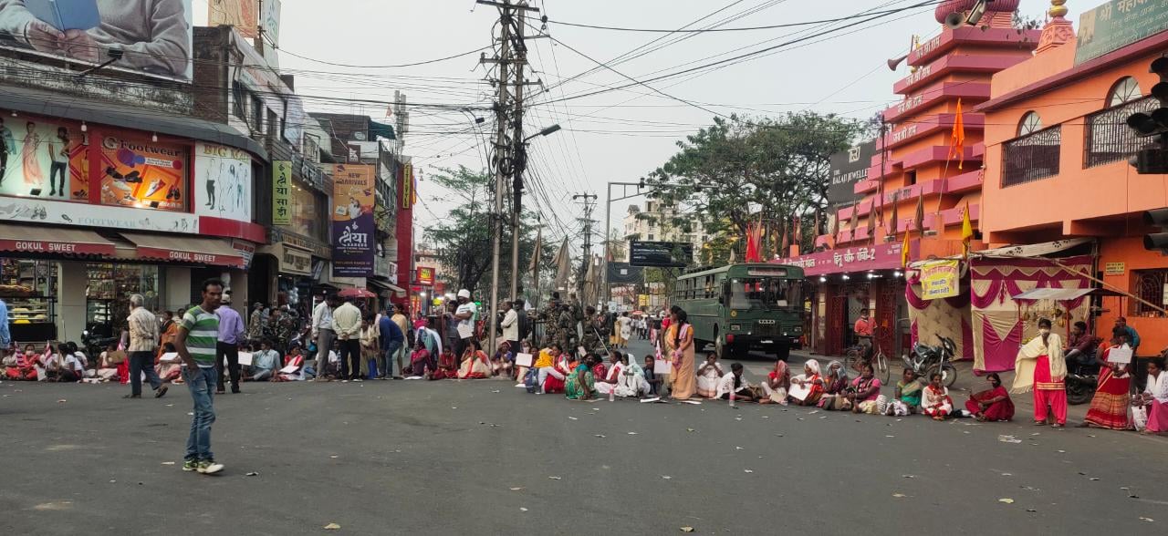 सरना स्थल के चहारदिवारी तोड़ने के विरोध में आदिवासियों ने किया हीनू चौक जाम, एयरपोर्ट जाने फंसे रहे घंटों