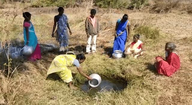 यहां चुआ के भरोसे चल रही जिंदगी, पढ़िए, आज के जमाने में ग्रामीण कर रहे कैसी गुहार
