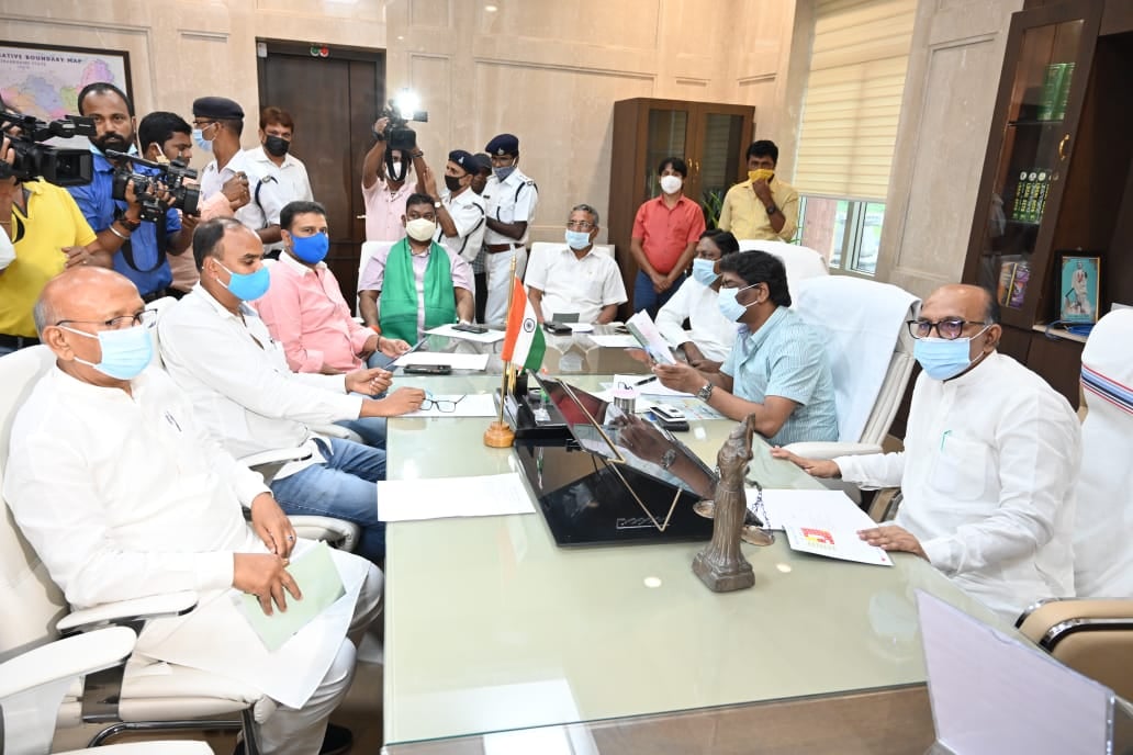 मानसून सत्र से पहले विधायक दल प्रतिनिधियों के साथ विधानसभा अध्यक्ष रविन्द्र नाथ महतो ने की बैठक