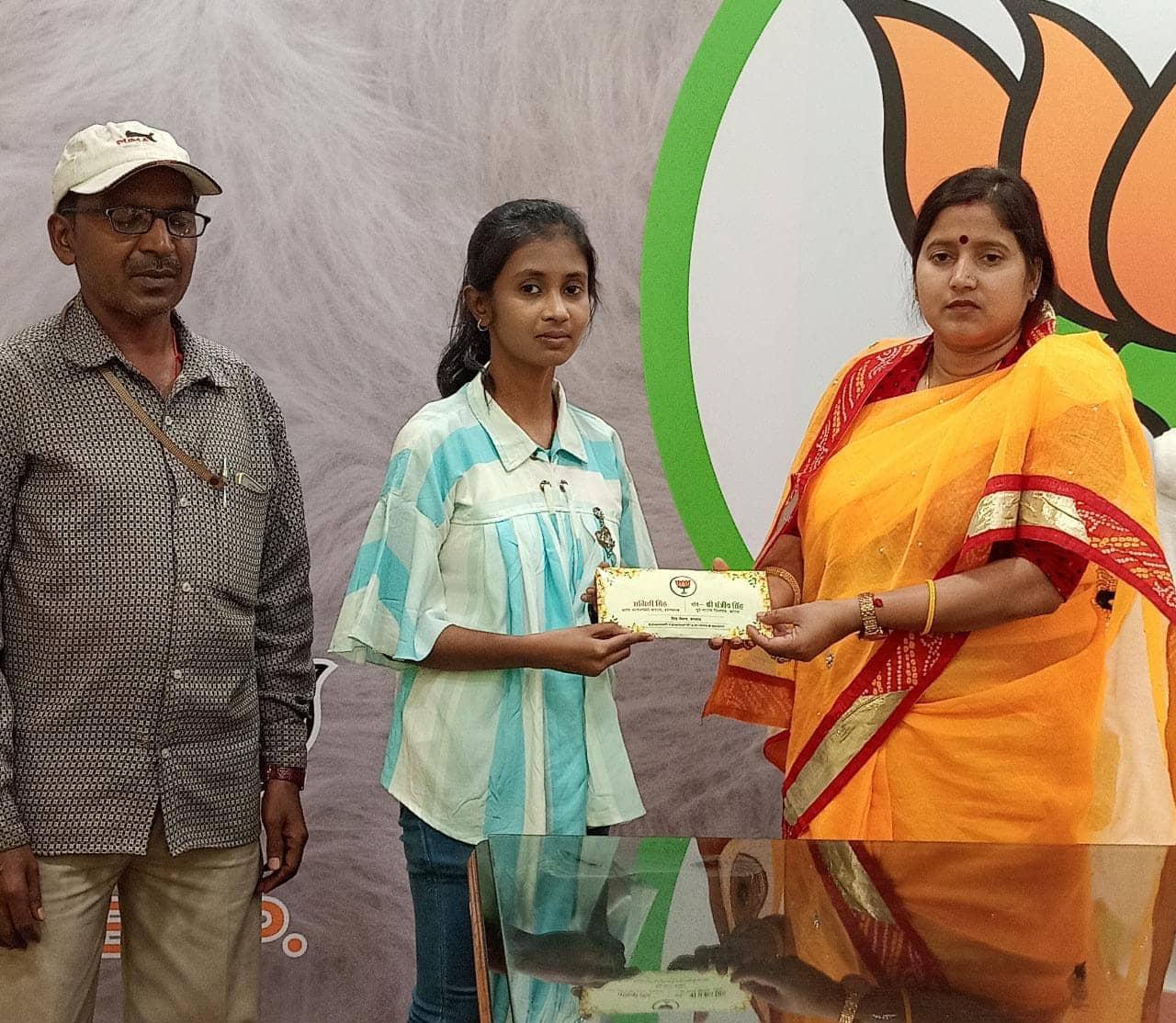 भाजपा नेत्री ने गरीब मेधावी छात्रा को दी आर्थिक मदद