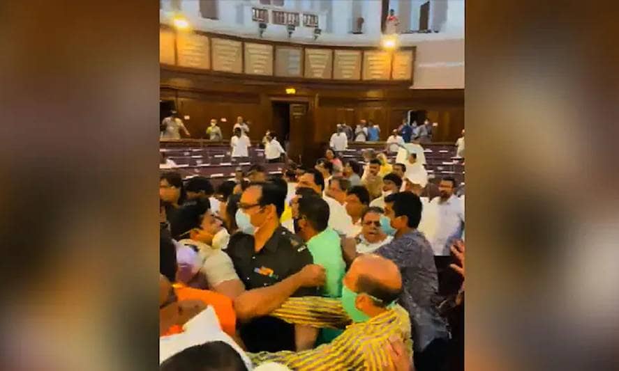 BREAKING : बंगाल विधानसभा में BJP और TMC विधायकों के बीच मार पीट, TMC विधायक घायल, पांच भाजपा विधायक सस्पेंड