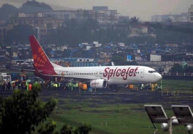 दिल्ली एयरपोर्ट पर बिजली के खंभे से टकराई स्पाइसजेट की फ्लाइट, बड़ा हादसा होते-होते बचा