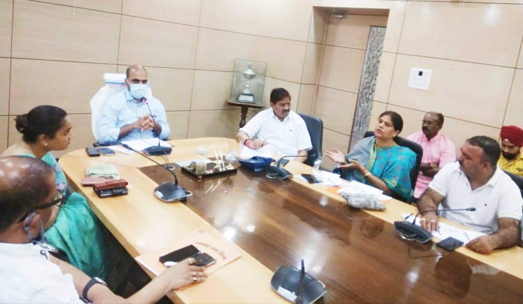 शहरी-ग्रामीण जलापूर्ति योजना की बैठक में खराब चापाकलों ठीक करने का डीसी ने दिया निर्देश