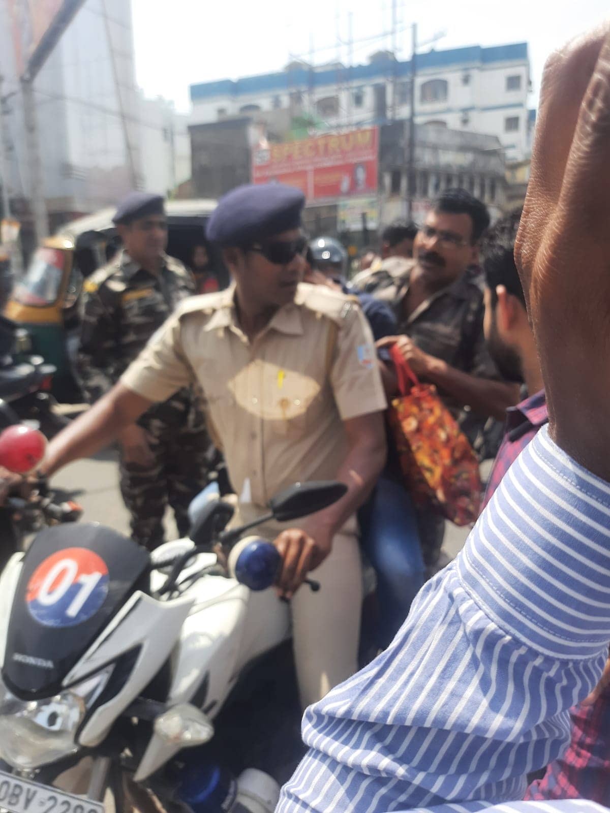 दिन-दहाड़े एटीएम मशीन में तोड़-फोड़ कर रहे युवक को स्थानीय लोगों ने पकड़ा, पुलिस को सौंपा