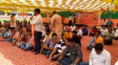 रामनवमी जुलूस पर रोक के खिलाफ धरना, अखाड़ा समिति का बयान- जेल जाने को तैयार, पर निकलेगा जुलूस