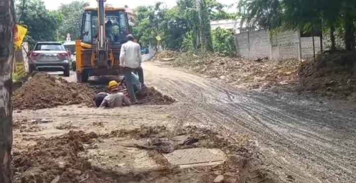 विकास के नाम पर अच्छी सडकें भी खोद रही कंपनियां, पीठ और कमर दर्द से परेशान लोग पहुंच रहे फिजियोथएरेपिस्ट के पास