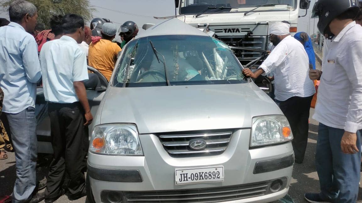 कार में टैंकर ने पीछे से मारी जोरदार टक्कर, एक की मौत, दो घायल