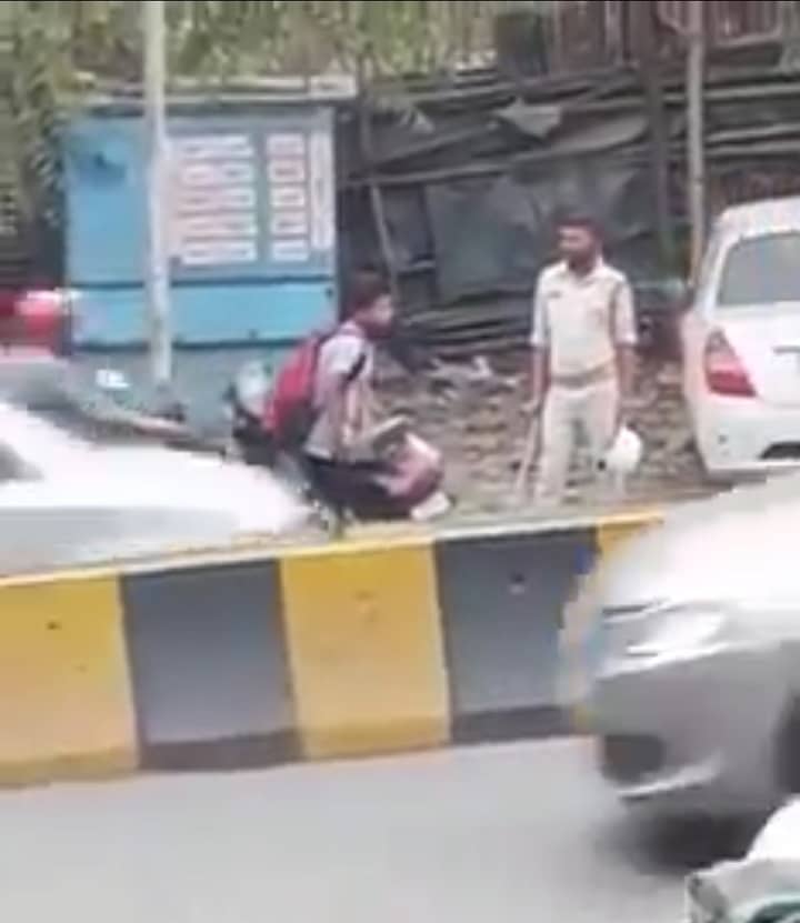 बिना हेलमेट पहने स्कूटी सवार से ट्रैफिक पुलिस जवान ने किस तरह रिश्वत लेकर छोड़ा, देखिए वीडियो