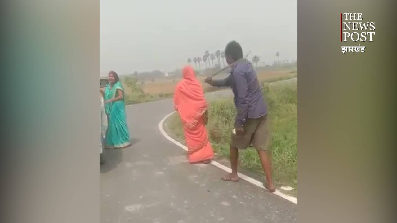 दबंगई : पंचायत का फरमान नहीं मानने पर दबंगों ने की महिला की पिटाई, देखिए वायरल वीडियो