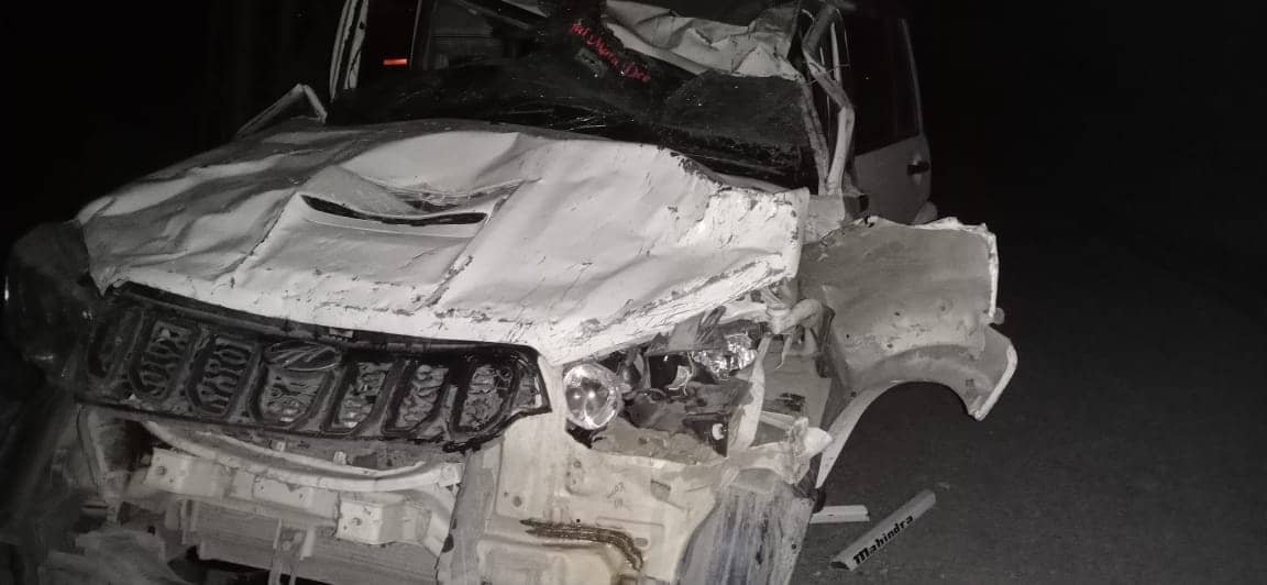 रेल लाइन के पोल से टकराया स्कॉर्पियो, दो घायल