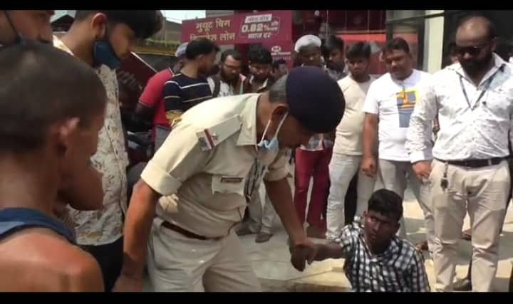 कार का शीशा तोड लैपटॉप चोरी कर रहे रंगेहाथ धराया चोर, जम कर हुई धुनाई