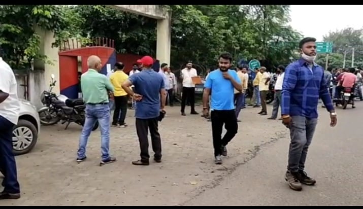 टेंडर को लेकर दो गुटों में मार-पीट, दोनों गुट पहुंचा थाना