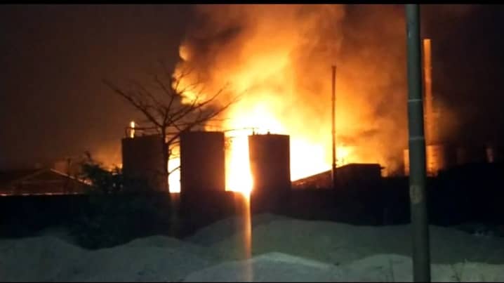 BREAKING : कार्बन फैक्ट्री में लगी भीषण आग, इलाके में अफरा-तफरी का माहौल, 9 दमकल वाहन आग बुझाने में जुटी