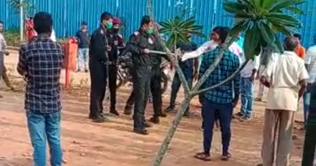देवघर एम्स : चहेते मरीजों को डॉक्टर से दिखाने का मामला, आपस में ही भिड़ गए सुरक्षा गार्ड
