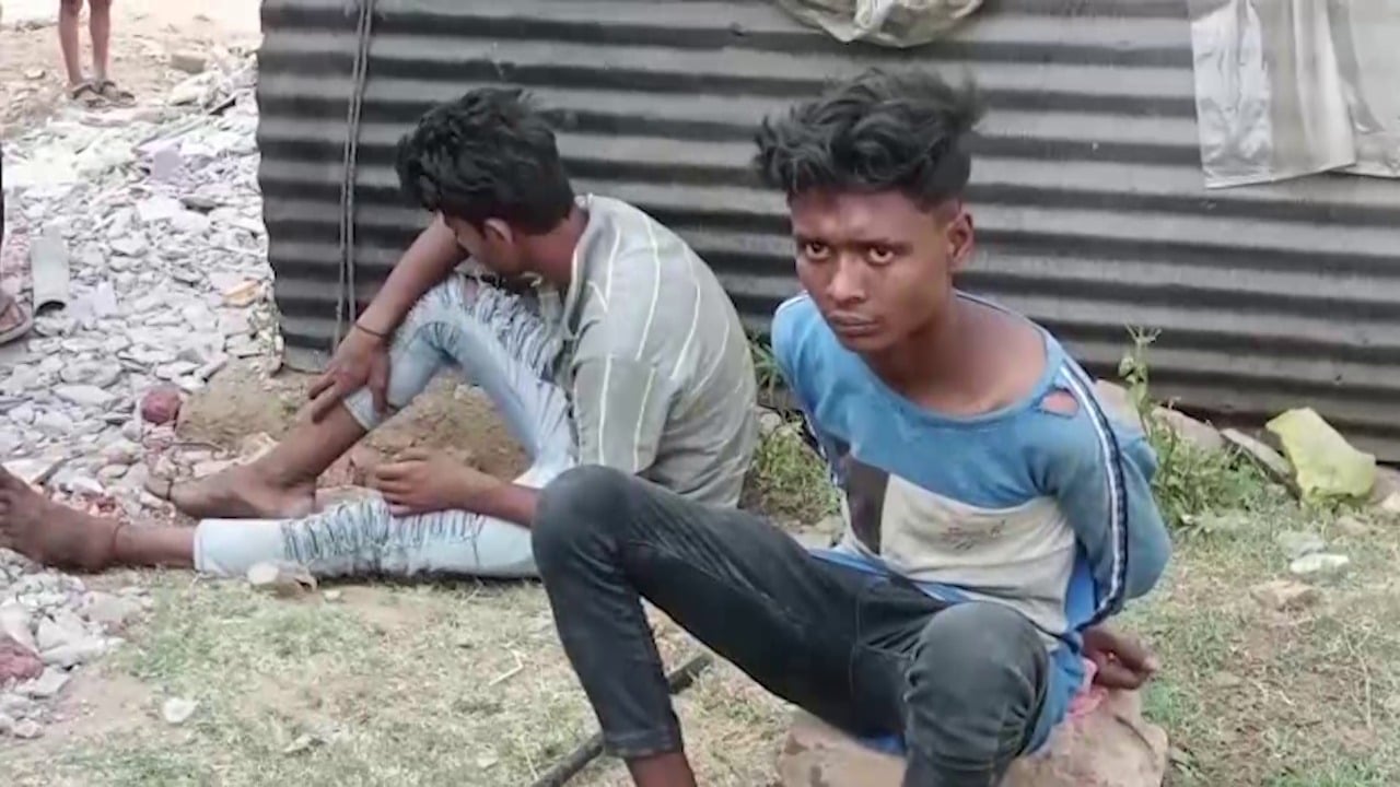 नशे के लिए घरों से चुराते थे मोबाइल, रंगेहाथ चोरी करते धराएं, मुहल्लेवासियों ने पुलिस को सौंपा