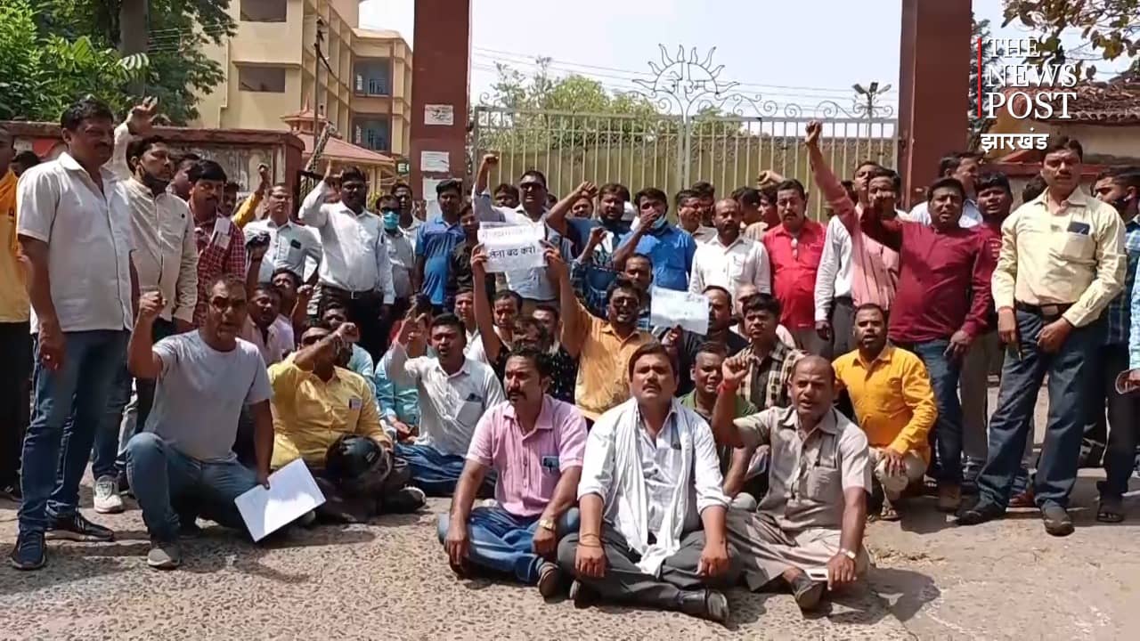 स्कूल की मनमानी के खिलाफ फरियाद लेकर डीसी ऑफिस पहुंचे अभिभावक, पूछा- सरकार बड़ी या स्कूल संचालक