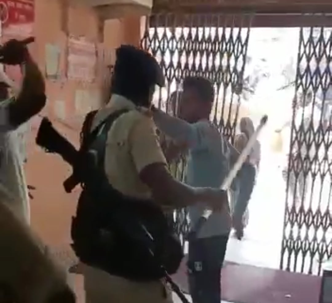 बैंक में खाता खुलवाने गया था छात्र, गलतफहमी को लेकर उत्पन्न विवाद में पुलिसकर्मियों ने की पिटाई