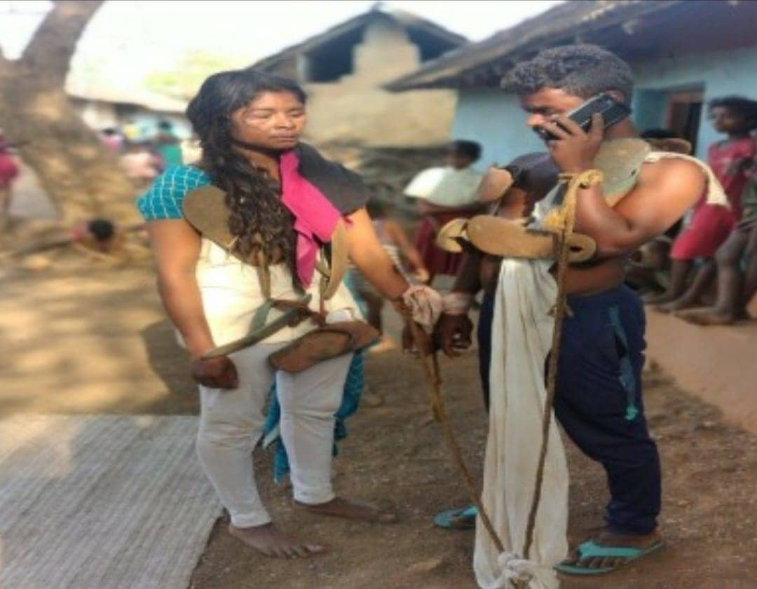 प्रेमी युगल को ग्रामीणों ने रस्सी से बांध कर गांव में घुमाया, बाद में पुलिस को सौंपा