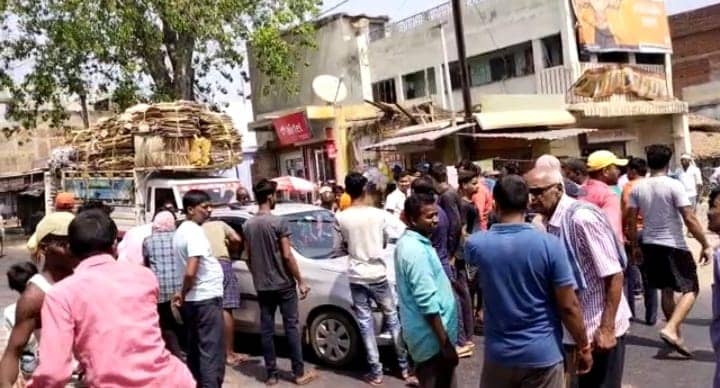 मंदिर की जमीन विवाद मामले में ग्रामीणों ने घंटों सड़क किया जाम, प्रशासन ने 20 अप्रैल तक जमीन खाली करने का दिया निर्देश