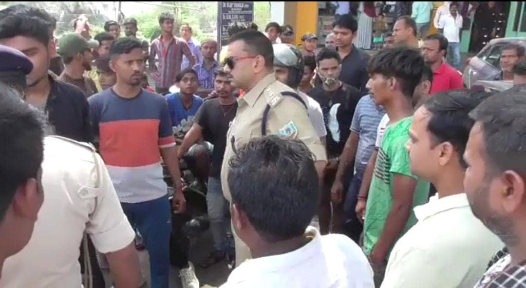 पहले गाड़ियां भिड़ीं, फिर भिड़ गए सवार, सड़क के दोनों ओर लग गया जाम