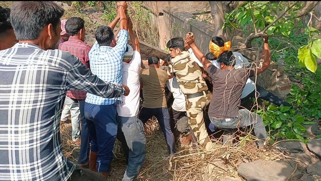 गिरी दीवार में घंटों दबा रहा बच्चा , गंभीर हालत में अस्पताल में भर्ती